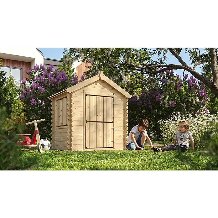 Timbela Spielhaus - L x B x H: 112 x 146 x 143 cm, Holz, Natur - Ein helles Holzspielhaus mit zwei kleinen Jungen im Garten, umgeben von Blumen und einem Spielzeugdreirad.
