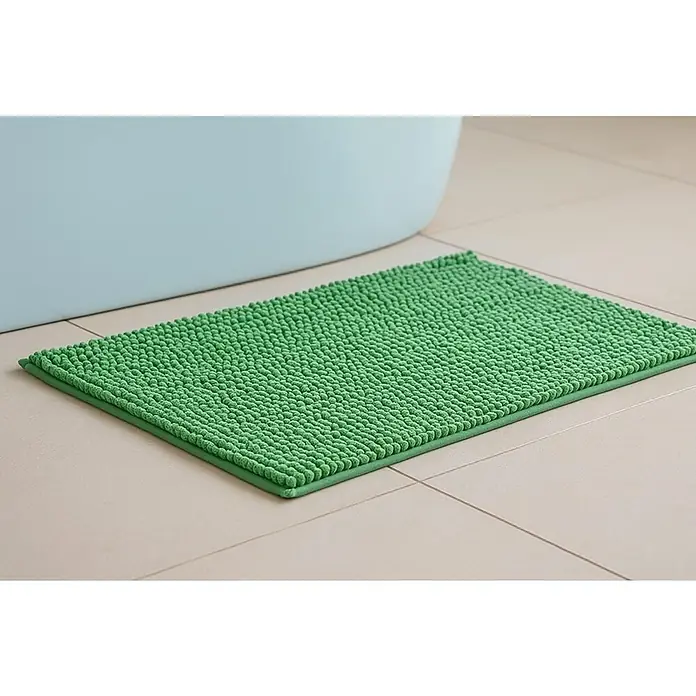 MSV Alfombra de baño Chenille - 80 x 50 cm, Poliéster, Verde pasto - Primer plano de una alfombra de baño verde con textura de mechones delante de una bañera, que ofrece confort y estilo al baño.