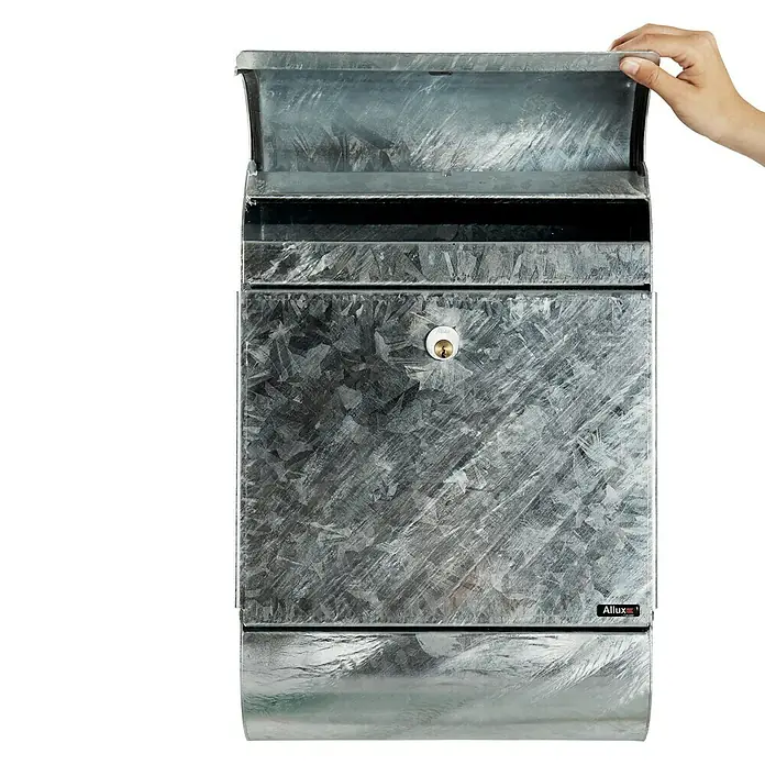 Allux Standbriefkasten 9000 - L x B x H: 165 x 340 x 500 mm, Silber, Stahl - Bild eines Allux Briefkastens aus verzinktem Stahl, dessen Deckel von einer Hand geöffnet wird. Er ist robust und wetterfest.