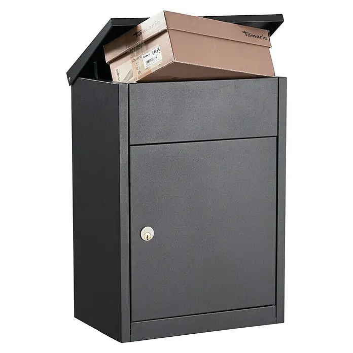 Allux Standbriefkasten 500 - L x B x H: 250 x 380 x 530 mm, Anthrazit, Stahl, Paketfach, Sicherheitsschloss - Paketbox mit einem Schuhkarton obenauf. Die Paketbox ist aus grauem Metall und hat ein Schloss.