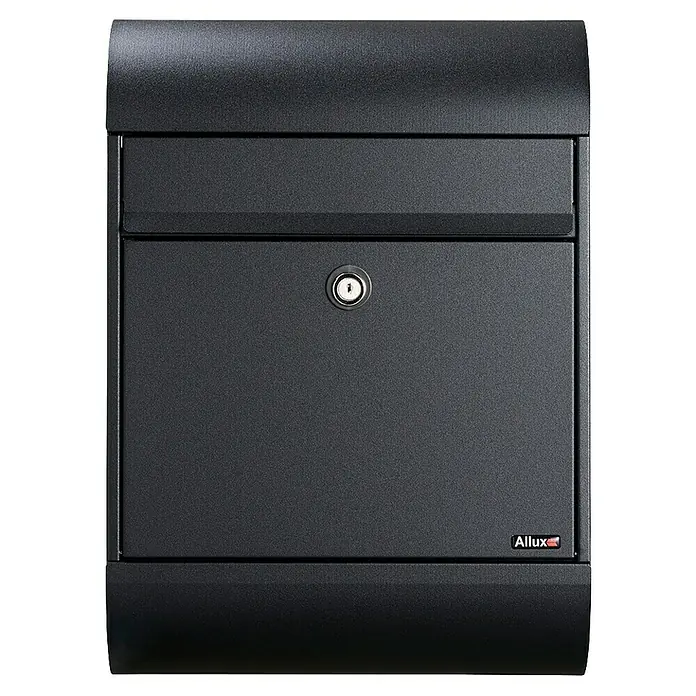 Allux Standbriefkasten 6000 - L x B x H: 170 x 345 x 485 mm, Schwarz, Stahl - Nahaufnahme eines schwarzen Allux Briefkastens mit Schloss und dem Allux-Logo in der Ecke.