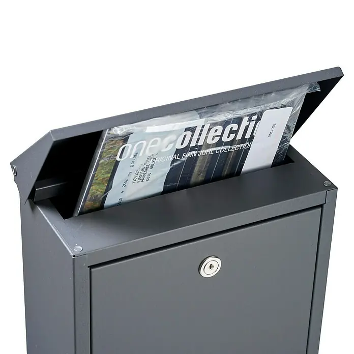 Allux Briefkasten 200 - L x B x H: 140 x 280 x 390 mm, Anthrazit, Stahl - Grauer Briefkasten mit einer Zeitschrift von Onecollection, die Finn Juhl Originale präsentiert.