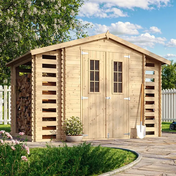 Timbela Gerätehaus M391C - Außenmaß inkl. Dachüberstand (B x T): 328 x 206 cm, Holz, Natur, Ohne Fußboden - Ein helles Holzgartenhaus mit Holzlager, Doppeltür und dekorativen Fenstern, umgeben von Grün.