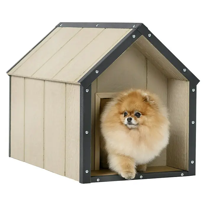 Timbela Hundehütte M970-1 LP SmartSide - 72 x 45 x 58 cm - Ein bezaubernder Pomeranian betritt ein charmantes Hundehäuschen, das mit robusten, grau umrandeten Holzplatten gebaut wurde.