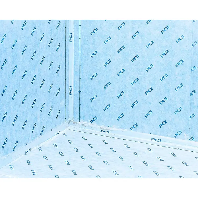 PCI Pecitape Dichtband 120 - 10 m x 12 cm - Nahaufnahme einer Ecke, die mit PCI-Fliesenabdichtung bedeckt ist, die eine wasserdichte Barriere für Fliesenarbeiten bildet.