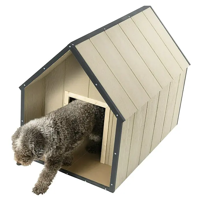 Timbela Hundehütte M972-1 LP SmartSide - 116 x 77 x 94 cm - Ein helles Hundehaus mit einem grauen Hund, der herauskommt. Das Haus hat dunkle Zierleisten und ein geneigtes Dach.