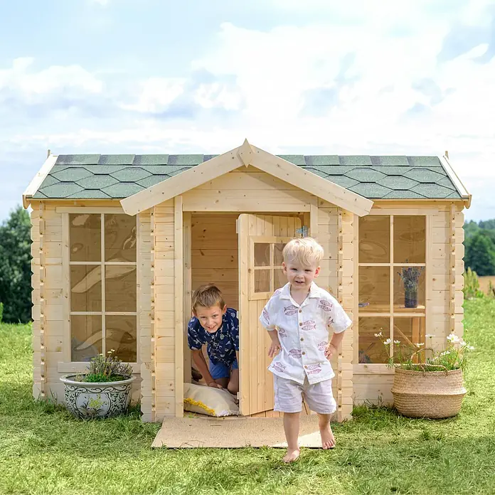Timbela Spielhaus - L x B x H: 187 x 241 x 151 cm, Holz, Natur - Kinder spielen im Holzspielhaus mit grünen Dachschindeln und Fenstern. Das ideale Spielhaus für kreative Kinder.