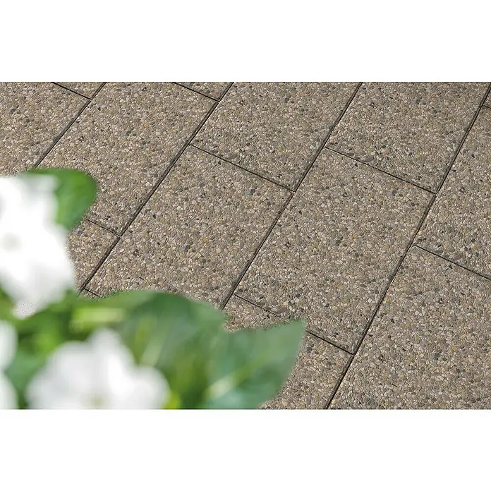 Diephaus Waschbetonplatte - 60 x 40 x 4 cm, Braun, Beton - Nahaufnahme von Terrassenplatten mit Kiesstruktur, ideal für den Außenbereich. Perfekt für stilvolle Gartengestaltung mit langlebigen Materialien.