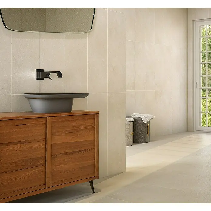 Revestimiento de pared Step - 30 x 90 cm, Crema, Rectificado - Accesorio de baño moderno con lavabo oscuro sobre un mueble de madera, complementado con un espejo y azulejos de color claro.
