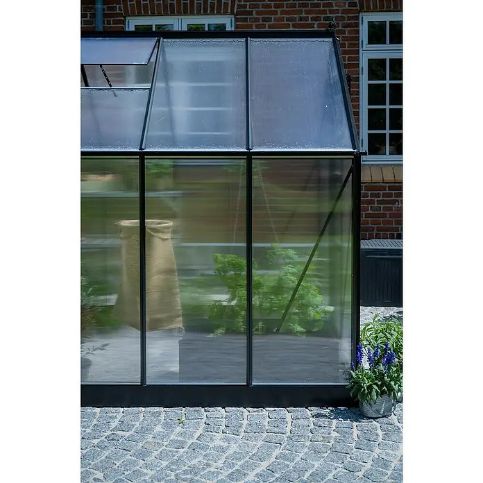 Halls Gewächshaus Icon 6 Stegdoppelplatten - Außenmaß inkl. Dachüberstand (B x T): 192,5 x 254,7 cm, Material Seitenwand: Glas, 4 mm, Schwarz - Ein modernes Gewächshaus mit schwarzem Rahmen und Polycarbonatplatten, das Pflanzen und Gartenbau schützt und das Wachstum fördert.