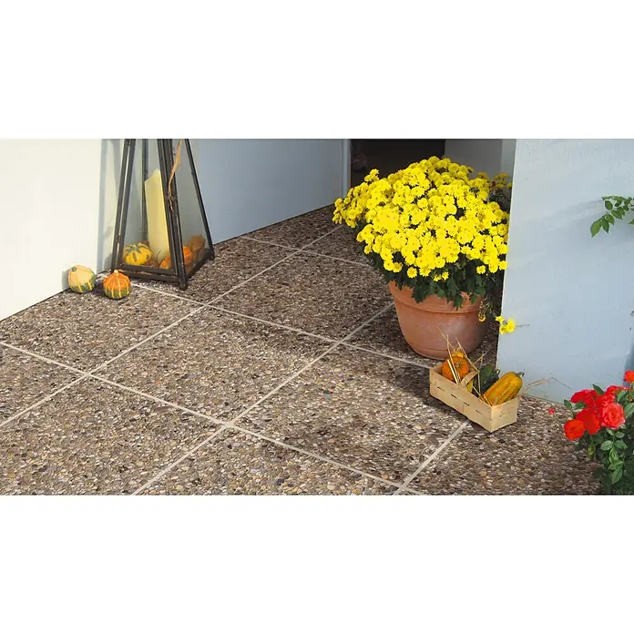 Diephaus Waschbetonplatte - 50 x 50 x 4 cm, Braun, Beton - Einladende Herbstdekoration mit Kürbissen und gelben Chrysanthemen auf einem stilvollen Kiesboden.