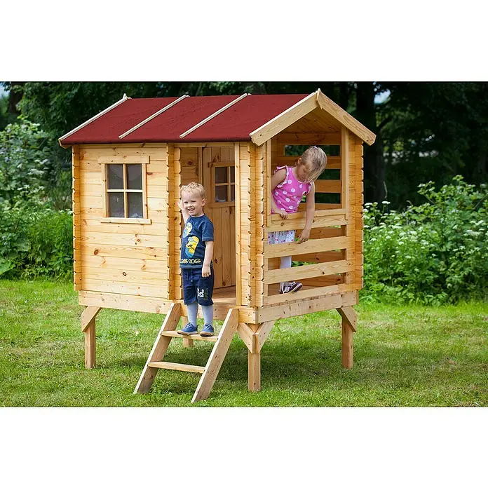 Timbela Spielhaus - L x B x H: 182 x 146 x 205 cm, Holz, Natur - Ein hölzernes Spielhaus auf Stelzen mit rotem Dach, in dem ein Junge auf der Treppe steht und ein Mädchen aus dem Fenster schaut.