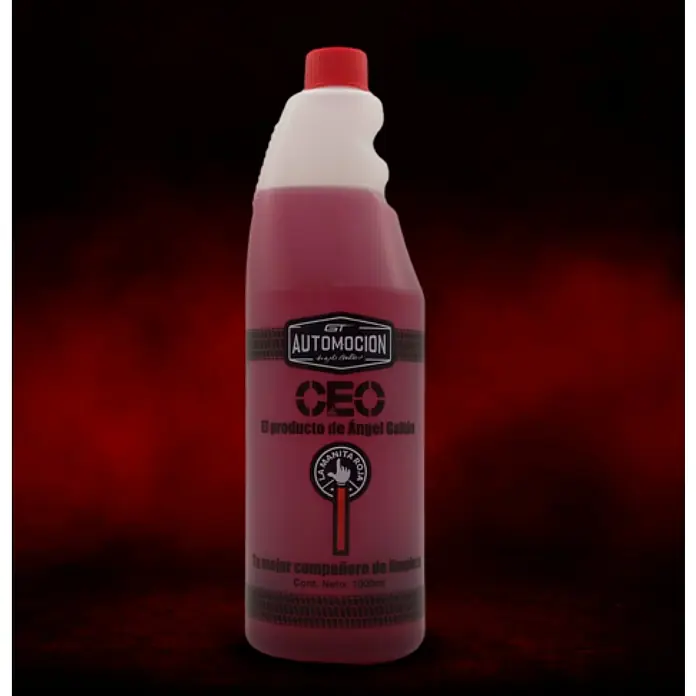 GT Automoción Limpiador concentrado CEO - 1.000 ml - Una botella de limpiador CEO de GT Automoción, un producto de Ángel Galbán, se muestra sobre un fondo oscuro.