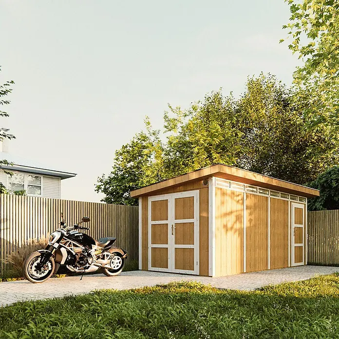 Timbela Gerätehaus M905C - Außenmaß inkl. Dachüberstand (B x T): 530 x 279 cm, Holz, Natur - Bild eines Holzgartenschuppens mit Doppeltür und einem daneben geparkten Motorrad. Das Gebäude steht auf einer Terrasse.