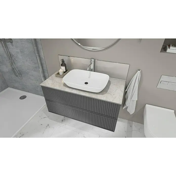 Wetwall Waschtischplatte Vanity Compact - 150 x 60 x 1,2 cm, Himalayan Marble - Ein modernes Badezimmer mit einem Unterschrank mit Waschbecken, einer Toilette und einer Dusche.