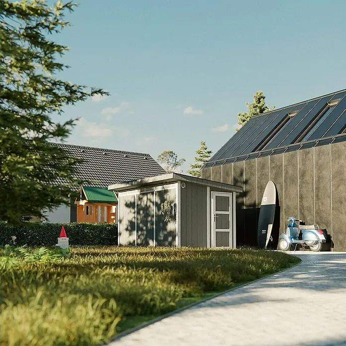 Timbela Gerätehaus M904 - Außenmaß inkl. Dachüberstand (B x T): 412 x 279 cm, Holz, Natur, Einzeltür - Stilvolles Gartenhaus mit grauem Anstrich, ergänzt durch ein Surfbrett und einen blauen Roller, vor einem modernen Haus mit Solardach.