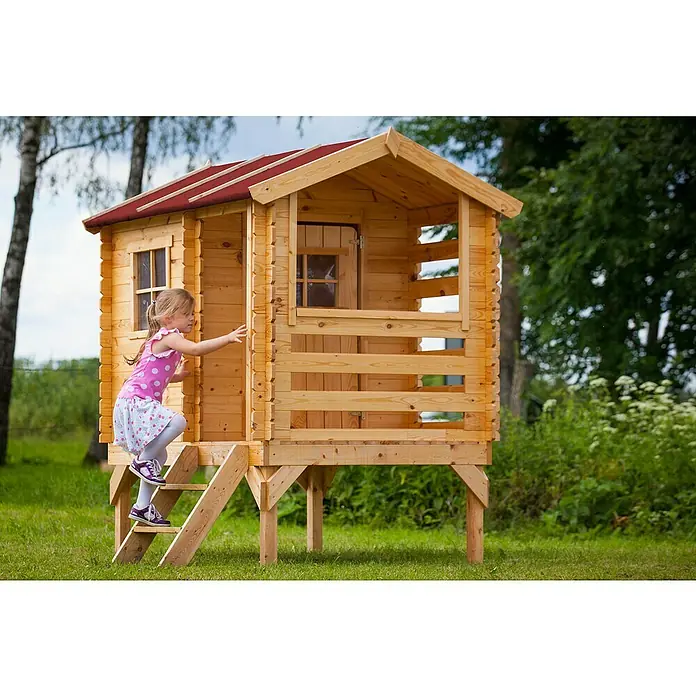 Timbela Spielhaus - L x B x H: 182 x 146 x 205 cm, Holz, Natur - Ein hölzernes Spielhaus im Garten mit einem Mädchen, das die Treppe hochklettert, um hineinzugehen. Das Spielhaus hat ein rotes Dach.