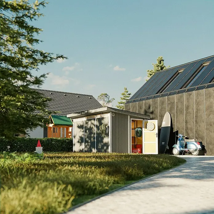 Timbela Gerätehaus M904 - Außenmaß inkl. Dachüberstand (B x T): 412 x 279 cm, Holz, Natur, Einzeltür - Gartenszene mit einem grauen Gartenhaus, einer Vespa und einem Surfbrett an der Hauswand. Das Haus hat Solarzellen auf dem Dach.