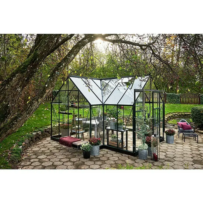Halls Gewächshaus Icon Gardenhouse - Außenmaß inkl. Dachüberstand (B x T): 383,9 x 381,5 cm, Material Seitenwand: Glas, 3 mm, Grün - Geräumiges Gewächshaus mit Glasfront und Pflanzen, eingebettet in eine üppige Gartenlandschaft. Der ideale Ort zum Entspannen und Gärtnern!