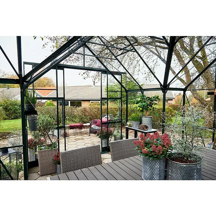 Halls Gewächshaus Icon Gardenhouse - Außenmaß inkl. Dachüberstand (B x T): 383,9 x 381,5 cm, Material Seitenwand: Glas, 3 mm, Grün - Ein Gewächshaus mit Pflanzen und Möbeln, die eine entspannende Atmosphäre schaffen. Ideal für Gartenliebhaber.