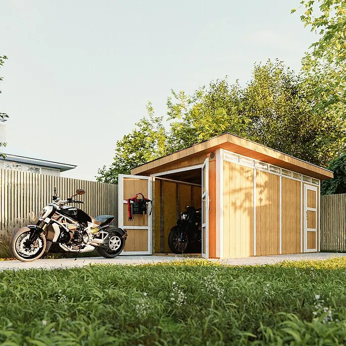Timbela Gerätehaus M905C - Außenmaß inkl. Dachüberstand (B x T): 530 x 279 cm, Holz, Natur - Eine moderne Holzgarage mit zwei Motorrädern, eines davon draußen geparkt, und einem hellen Äußeren.