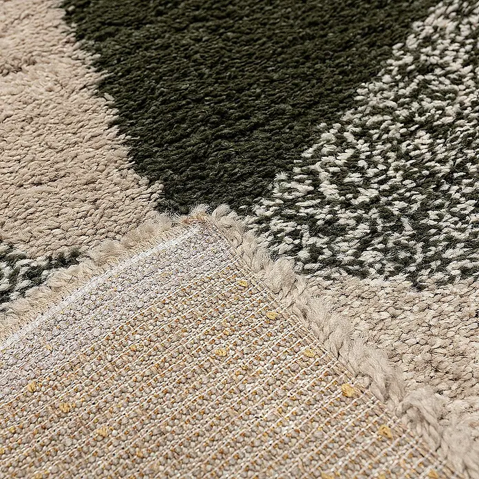 Dekoria Flachgewebeteppich - grün, beige, 170 x 120 cm - Nahaufnahme eines stilvollen Teppichs mit abstraktem Muster in Beige, Olivgrün und Off-White, der die Textur und das Design hervorhebt.