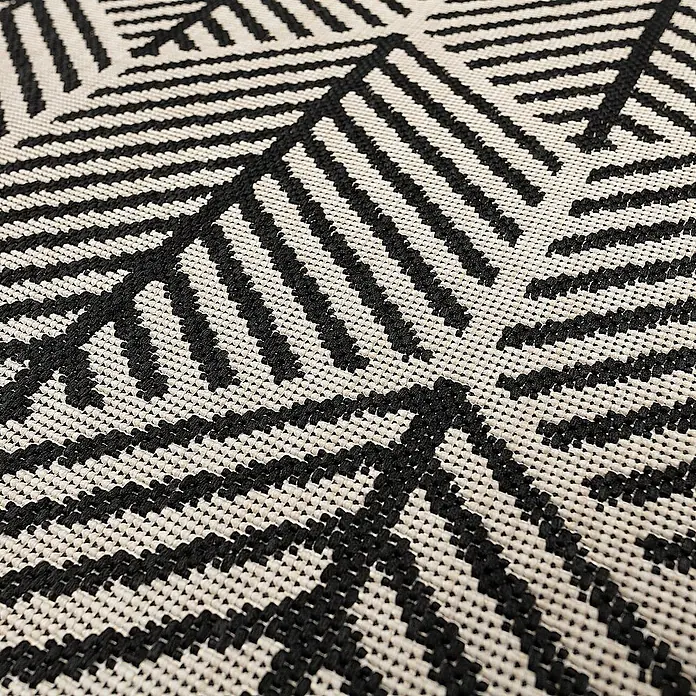 Dekoria Flachgewebeteppich - schwarz, beige, 290 x 200 cm - Nahaufnahme eines schwarz-weißen Teppichs mit geometrischem Muster. Die Textur ist dicht und detailliert, ideal für moderne Räume.