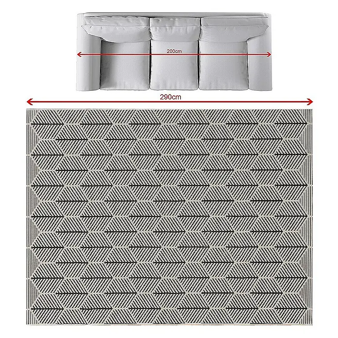 Dekoria Flachgewebeteppich - schwarz, beige, 290 x 200 cm - Abbildung zeigt ein graues Sofa mit einer Länge von 200 cm, das auf einem geometrischen Teppich (290 cm) platziert ist.