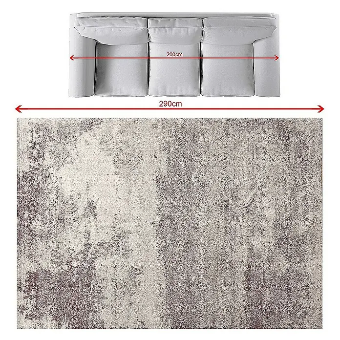 Dekoria Flachgewebeteppich - bordeaux, grau, 290 x 200 cm - Teppich mit abstraktem Muster und einem grauen Sofa darüber, beide mit Maßangaben versehen.