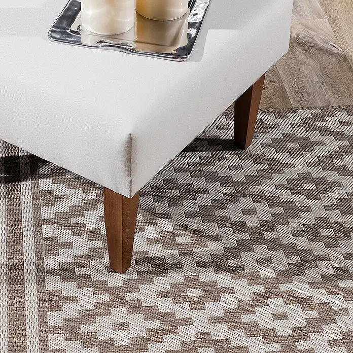 Dekoria Flachgewebeteppich - creme, beige, braun, 170 x 120 cm - Nahaufnahme eines weißen Hockers mit einem silbernen Tablett und braunen Beinen, der auf einem gemusterten Teppich steht.
