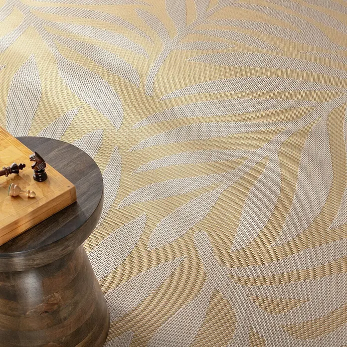 Dekoria Flachgewebeteppich - creme, beige, 230 x 160 cm - Nahaufnahme eines gemusterten Teppichs mit Blattdesign in Gold- und Beigetönen.