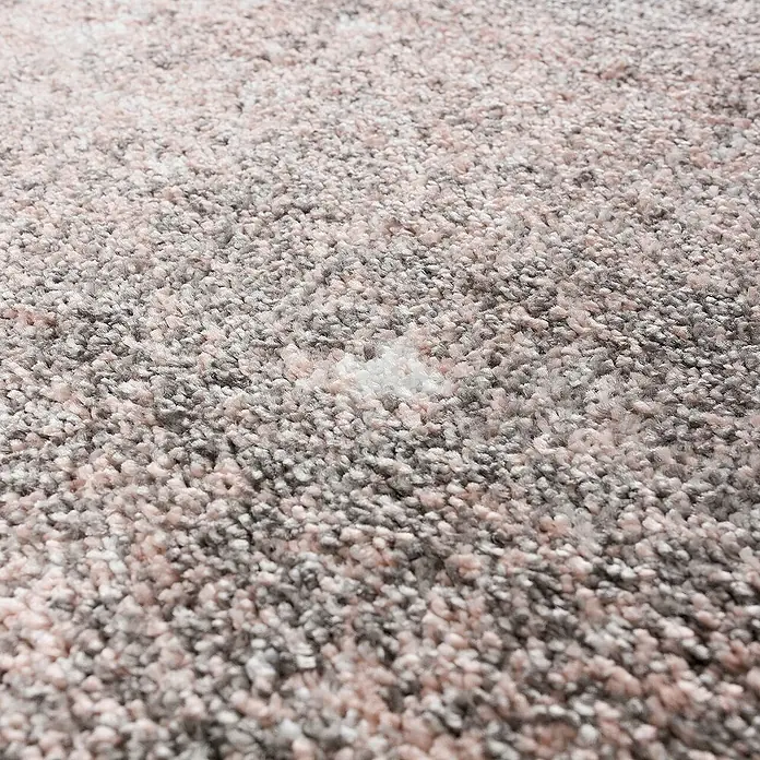 Dekoria Flachgewebeteppich - grau, pink, creme - Nahaufnahme eines Teppichs mit zarten rosa und grauen Farbtönen, der eine weiche und einladende Textur zeigt.
