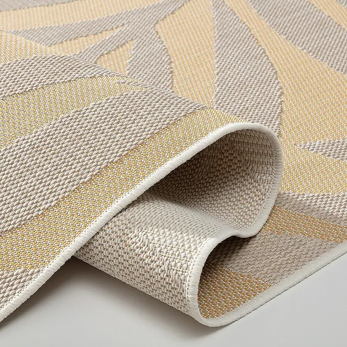 Dekoria Flachgewebeteppich - creme, beige, 230 x 160 cm - Detailaufnahme eines gerollten Teppichs mit geometrischem Muster in Beige- und Gelbtönen. Die Textur und die Verarbeitung sind gut erkennbar.