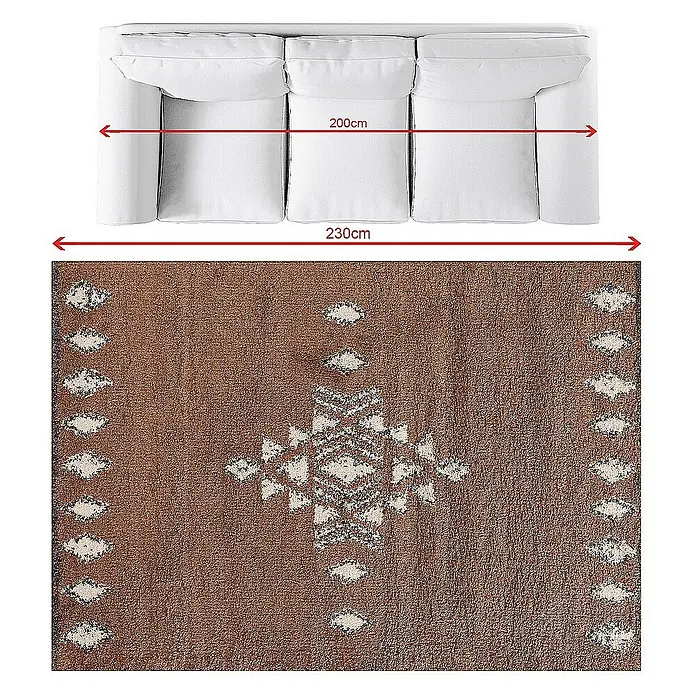 Dekoria Flachgewebeteppich - braun - Abbildung eines braunen Teppichs mit geometrischem Muster und eines weißen Sofas mit den Maßen 200cm und 230cm.