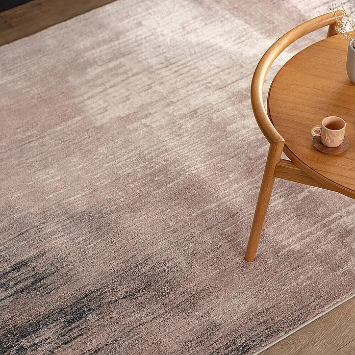 Dekoria Flachgewebeteppich - pink, beige, 230 x 160 cm - Nahaufnahme eines stilvollen, abstrakt gemusterten Teppichs in sanften Rosa- und Grautönen, der eine moderne und gemütliche Atmosphäre schafft.