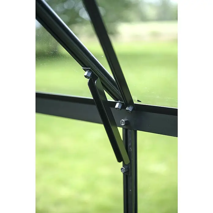 Halls Gewächshaus Icon Planthouse - Außenmaß inkl. Dachüberstand (B x T): 379,1 x 192,5 cm, Material Seitenwand: Glas, 3 mm, Schwarz - Nahaufnahme des Öffnungsmechanismus eines Gewächshausfensters, der saubere Linien und robuste Metallkonstruktion zeigt.