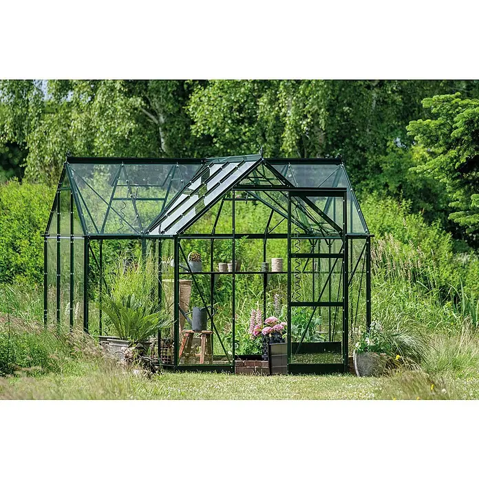 Halls Gewächshaus Icon Gardenhouse - Außenmaß inkl. Dachüberstand (B x T): 321,7 x 319,4 cm, Material Seitenwand: Glas, 3 mm, Grün - Eine grüne viktorianische Gewächshaus-Struktur mit Pflanzen und Gartenutensilien im Inneren.
