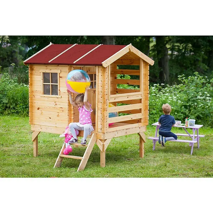 Timbela Spielhaus - L x B x H: 182 x 146 x 205 cm, Holz, Natur - Ein hölzernes Spielhaus mit rotem Dach, auf einer Wiese stehend, mit spielenden Kindern.