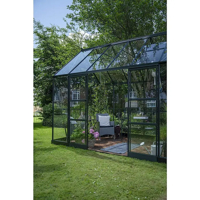 Halls Gewächshaus Icon Planthouse - Außenmaß inkl. Dachüberstand (B x T): 379,1 x 254,7 cm, Material Seitenwand: Glas, 3 mm, Grün - Glashaus mit Pflanzen und Gartenmöbeln, die zum Verweilen einladen. Entspannungsoase im Grünen mit stilvollem Ambiente.
