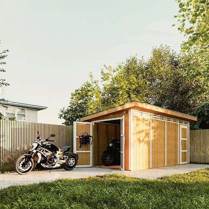 Timbela Gerätehaus M905C - Außenmaß inkl. Dachüberstand (B x T): 530 x 279 cm, Holz, Natur - Ein Holzschuppen mit zwei Motorrädern, eines draußen und eines drinnen, in einem Hinterhof mit Rasen.
