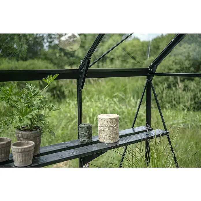 Halls Gewächshaus Icon Gardenhouse - Außenmaß inkl. Dachüberstand (B x T): 321,7 x 319,4 cm, Material Seitenwand: Glas, 3 mm, Schwarz - Nahaufnahme von zwei Spulen Juteseil in einem Gewächshaus, die Gartenzubehör und natürliche Elemente hervorheben.