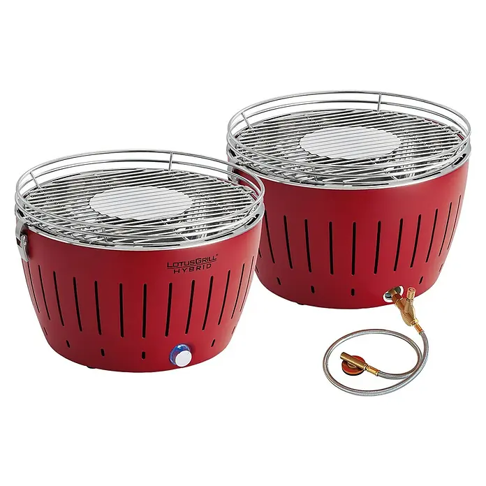 LotusGrill Hybrid-Grill Classic - Durchmesser Grillfläche: 32 cm, Anzahl Brenner: 1 Stk., Pflaumenlila - Zwei rote LotusGrill Hybrid Grills mit silbernen Grillrosten und Gasanschluss, ideal für rauchfreies Grillen.