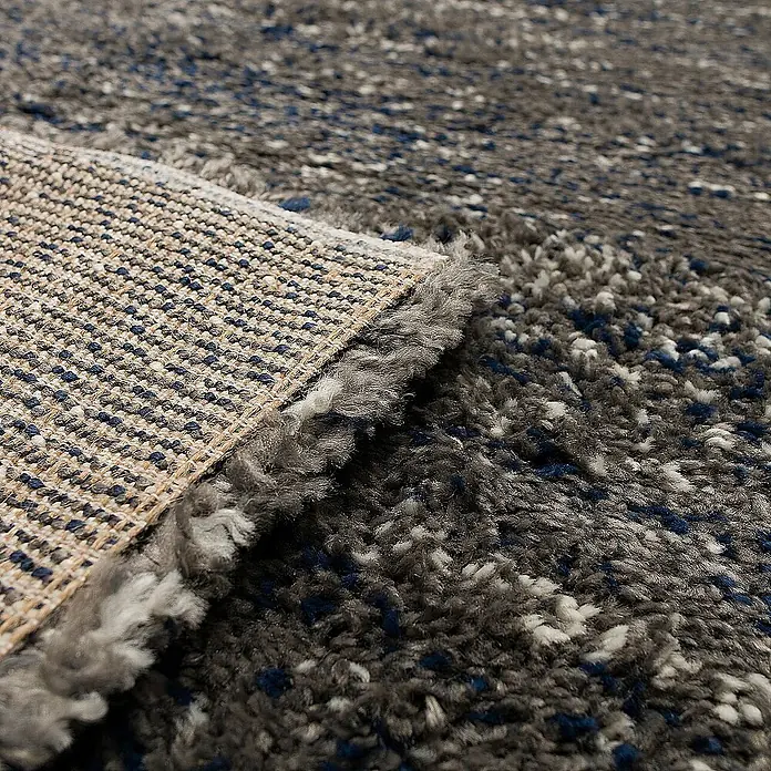 Dekoria Flachgewebeteppich - grau, 170 x 120 cm - Nahaufnahme eines gewebten Teppichs mit hochgezogener Ecke, der die Unterseite zeigt.