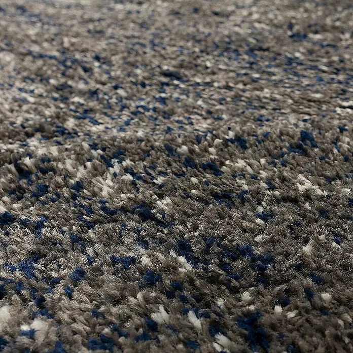 Dekoria Flachgewebeteppich - grau, 170 x 120 cm - Nahaufnahme eines flauschigen Teppichs mit grauem Flor und blauen und weißen Akzenten, der Textur und Komfort ausstrahlt.