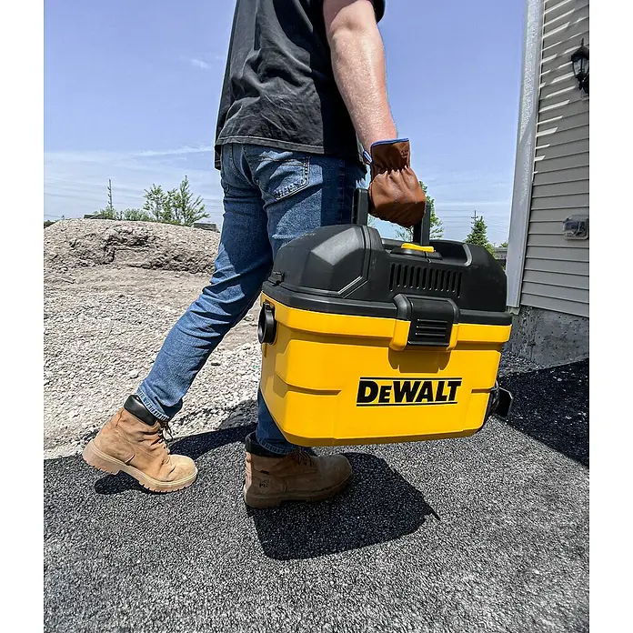 DeWalt Elektro-Nass- & Trockensauger DXV23G - 230 W, Behältervolumen: 23 l - Aufnahme des tragbaren gelben und schwarzen DeWalt-Nass-/Trockensaugers.