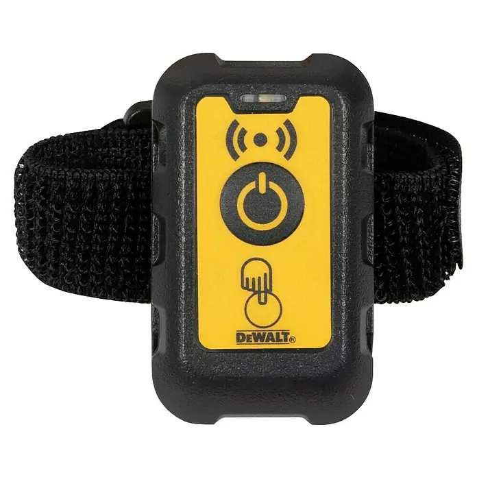 DeWalt Elektro-Nass- & Trockensauger DXV23G - 230 W, Behältervolumen: 23 l - Das Bild zeigt eine DeWALT-Fernbedienung mit Armband. Das Gerät hat eine gelbe Oberfläche mit schwarzen Details.