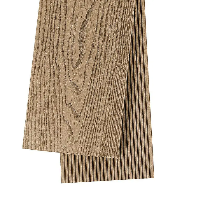 Home Deluxe Terrassenfliese SAMANA PREMIUM 2m² - Teak, Matt - Nahaufnahme von zwei Akustikpaneelen aus Holz in braun, eines mit Holzstruktur, das andere mit vertikalen Rillen.