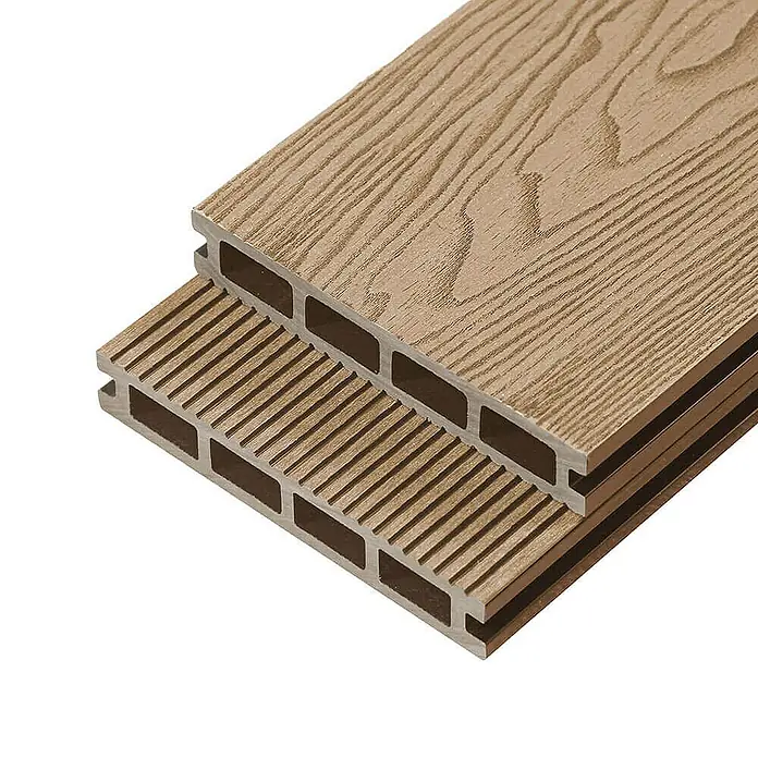 Home Deluxe Terrassenfliese SAMANA PREMIUM 2m² - Teak, Matt - Ein Stapel Terrassendielen aus Verbundmaterial mit Holzmaserung und Hohlkammerprofil für den Außenbereich.