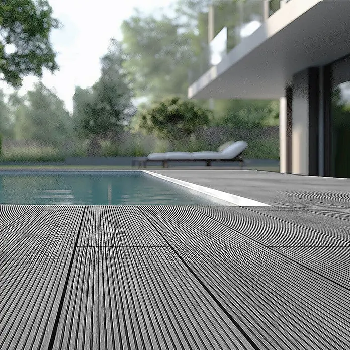 Home Deluxe Terrassenfliese SAMANA 20m² - Hellgrau, Matt - Nahaufnahme einer grauen Terrassendiele mit Poolblick und moderner Architektur. Ideal für stilvolle Außenbereiche.