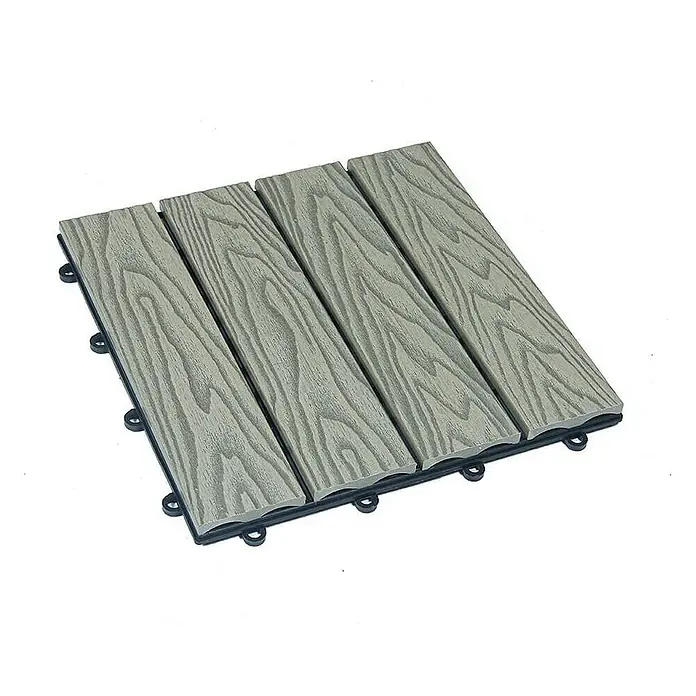 Home Deluxe Terrassenfliese BAVARO PREMIUM 10m² - Antik, Matt - Eine einzelne graue Terrassenfliese mit Holzoptik und einem schwarzen Kunststoffunterbau für eine einfache Verlegung im Außenbereich.